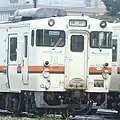 キハ40 6307KE94形アダプタを外し、KE93形ジャンパ連結器（蓋を赤色塗装）を直接使用可能とした状態