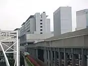 別棟と高架橋道(高架下が新幹線線路)