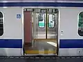トイレ脇の客用ドア左右非対称に配置されている。トイレ部分はE231系より大きい
