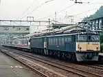 本形式と新前橋所属車の連結165系ではMcM'ユニットを横川方に組成（左）185系ではMM'ユニット2組を横川方クハ185の次位に組成（右）