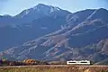 甲斐駒ヶ岳と小淵沢駅 - 甲斐小泉駅間を走る列車（2007年11月）