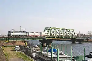 新金線の中川放水路橋梁と通過する貨物列車(2007年3月)