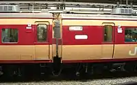 客室窓の比較クハ189-504(改造車)右モハ183-1044(標準車)左