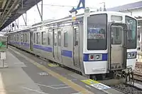 常磐線原ノ町駅で発車を待つ415系。車内保温のためにドアカットを行っている。