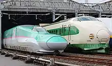 量産車と200系の並び(2012年10月21日 新潟新幹線車両センターの一般公開)
