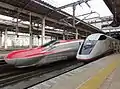 E3系量産先行車（R1編成）との並び（2013年3月20日 大宮駅）