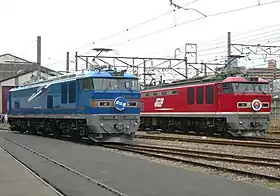左：500番台501号機、右：0番台先行量産機1号機（2010年 大宮総合車両センター）