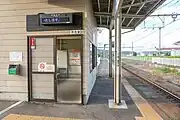 待合室入口と1番線ホーム(2022年7月)