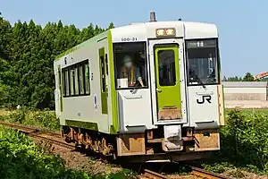 大湊線を走行するキハ100系気動車(2021年7月 有戸駅 - 北野辺地駅間)