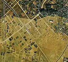 当駅付近の空中写真（1974年撮影の国土交通省 国土地理院 地図・空中写真閲覧サービスの空中写真を基に作成、開業1年後の様子）。同駅周辺には特に建物はなく、古くからの集落である鰭ヶ崎駅付近（右上）の方が建物が多い。