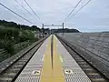 移設しない区間でも海沿いの区間では護岸のかさ上げが行われた（陸前大塚駅 かさ上げ後）