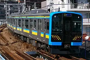 鶴見線で使用されるE131系1000番台電車（2024年2月 国道駅）
