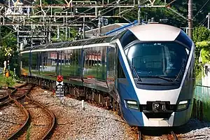 伊東線に乗り入れる特急「サフィール踊り子」(2022年8月 伊東駅)
