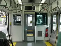 乗務員室背後の客室との仕切り部(0番台ワンマン運転対応車 P-44編成)