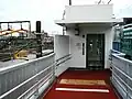 跨線人道橋に設置されたエレベーター。