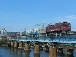 JR貨物の400番台更新工事施工機で、側面中央に白線を表示する。