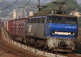 貨物列車を牽引する901号機（2012年4月24日）