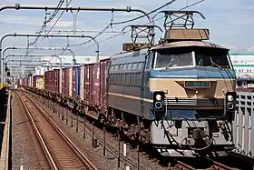 貨物列車を牽引するEF66 27（2021年8月20日 越谷レイクタウン駅）