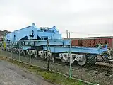 青い車体のシキ810（高岳製作所小山工場　2007年）