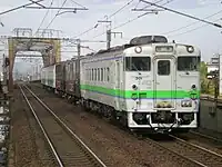 バーベキュー列車に使用されるキハ141形とキハ142形（後ろ2両、千歳線新札幌駅）