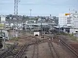 新富士駅側の跨線橋から見た構内の様子。右が1番線と駅舎側(2009年11月)