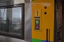 0番台乗降口横の号車・座席種別案内札