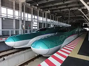 H5系とE5系の比較(2016年4月6日 新函館北斗駅)