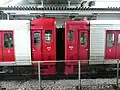 813系0番台（右）と1100番台（左）の併結面。1100番台が大型LED式表示器の分盛り上がっているのがわかる。