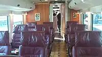 2次車のグリーン車の車内。えんじ色のシートにSの文字が入っている。
