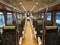 キハ185-1012車内。写真手前にセミコンパートメント席がある
