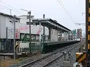 ホーム（島式時代。手前が桂川側、奥が吉塚側。写真右側の線路が通過線。写真左側に構内踏切がある）