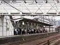 1番のりば、朝夕は広島方面の電車を待つ乗客が多い（旧駅舎）