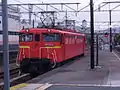 補機の電気機関車は当駅で切離され、広島へ回送される。