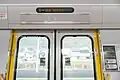 ドア上に設置された車内案内表示装置