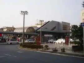 瀬田駅 駅舎と南口駅前広場(2005年7月)