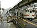 2番のりば左側は神岡鉄道のホーム跡