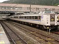183系200番台(後から2・3両目)700・800番台の併結編成