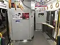 トイレは車いす対応の洋式に改められ、対面に車いすスペースを設定（クハ222形0番台）