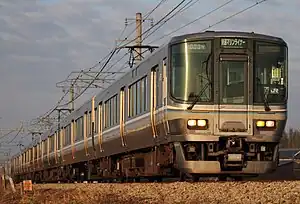 223系5000番台（手前の4両）と5000系（奥の3両）