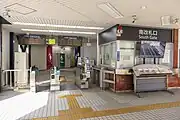 西改札口