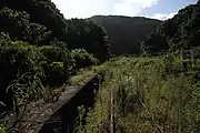 駅構内。かつてあった待合室は撤去されており、駅構内へは立入禁止となっている（2019年9月）