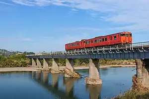 錦川を渡るキハ40系気動車(2022年10月 西岩国駅 - 川西駅間)