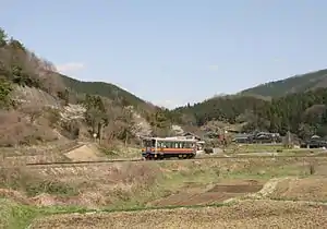 芸備線を走行するキハ120形(2010年4月14日 坂根駅 - 市岡駅間)