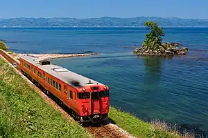 雨晴海岸を走る氷見線の列車（2022年5月）