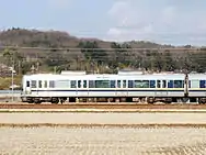 JR西日本321系の側面(左)と室内(右)。通勤形車両は多くの利用客が乗車できるように乗降性を重視した設計となっている。