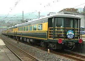 青緑6号を地色とした欧風客車「サロンカーなにわ」