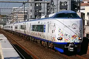 271系電車(前3両)と281系電車(後6両)による「はるか」(2023年12月 大正駅)
