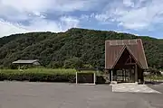 駅全景。駅舎は残存している（2019年9月）