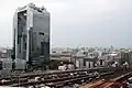 大阪都心部を行く特急「はるか」。後方のビルは梅田スカイビル。