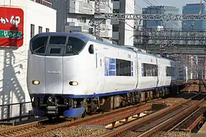 梅田貨物線を経由して京都駅 - 関西空港駅間を直通運転する特急「はるか」